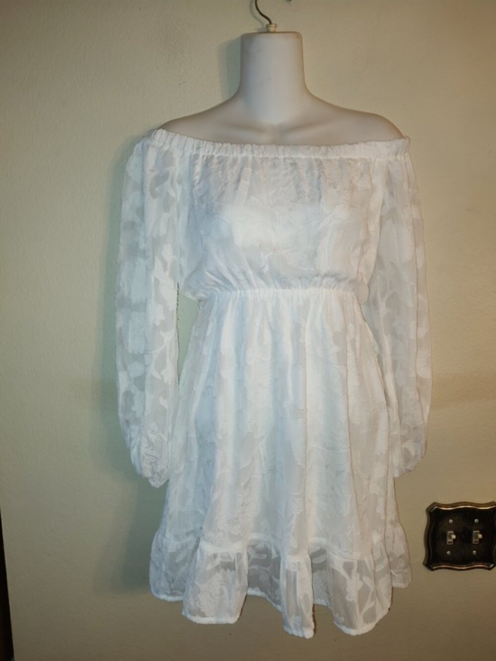 Women's Lulus Cute Day Out White Floral Burnout Off the Shoulder Dress Size XS